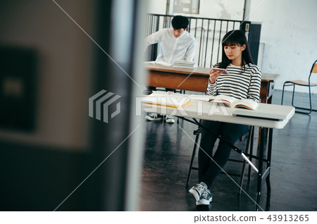 上課的女性 43913265