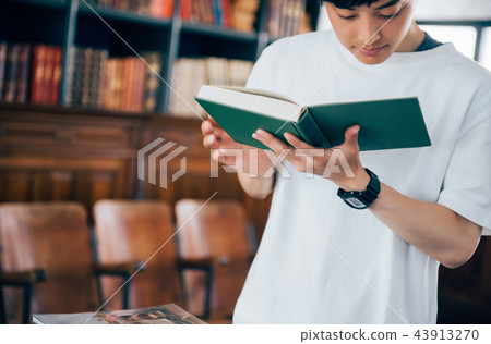 讀一本書的一個人在圖書館裡 43913270