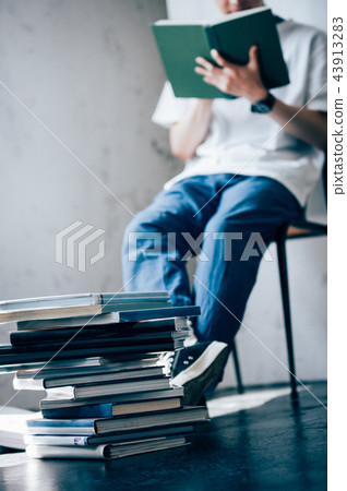 一個人讀一本書 一個人讀一本書 43913283
