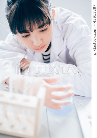 A woman to experiment 43913297