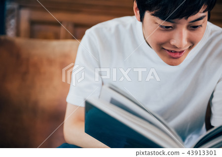 讀一本書的一個人在圖書館裡 讀一本書的一個人在圖書館裡 43913301