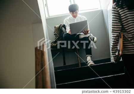 兩個人站起來 43913302