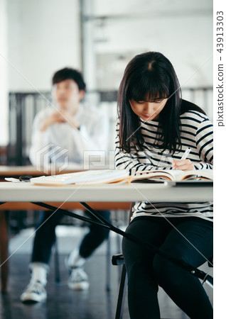 上課的女性 43913303