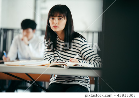 上課的女性 43913305