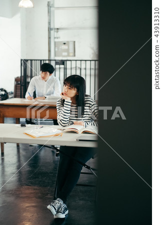 上課的女性 43913310