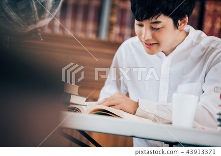 讀一本書的一個人在圖書館裡 43913371