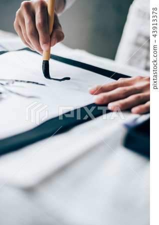 寫書法的人的手 寫書法的人的手 43913378