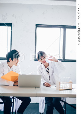 Two people to experiment Two people to experiment 43913392