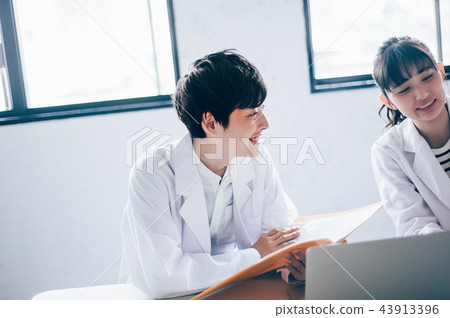 Two people to experiment 43913396