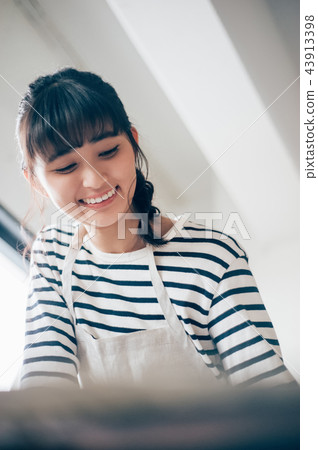 Female doing calligraphy 43913398