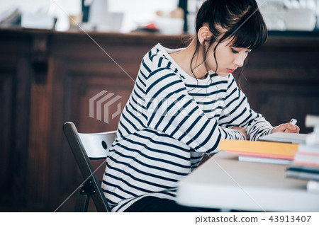 A woman studying at a cafe 43913407