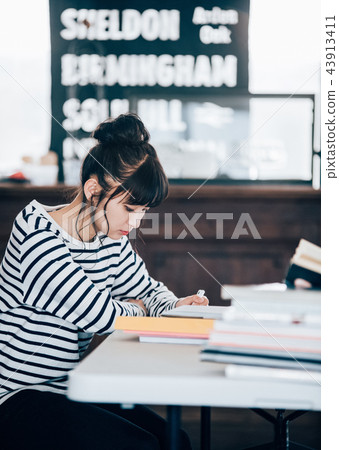 學習在咖啡館的婦女 43913411