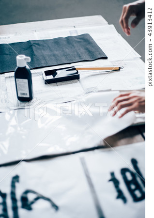 做書法的婦女的手 43913412