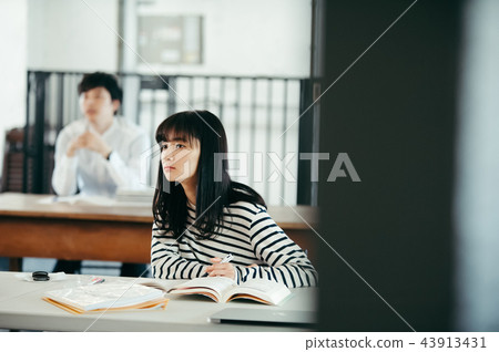 上課的女性 43913431