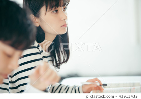 上課的女性 43913432