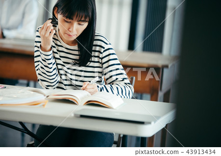 上課的女性 43913434