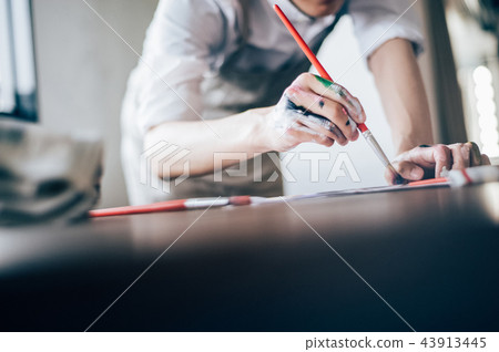 Male hand drawing a picture 43913445