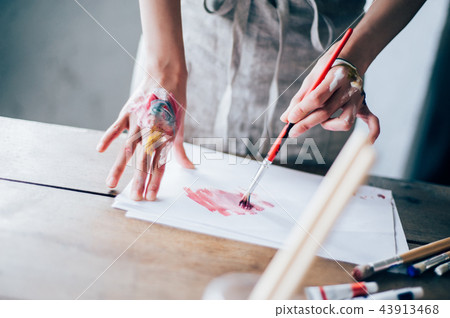 Female hand drawing a picture Female hand drawing a picture 43913468