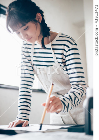 Female doing calligraphy 43913473