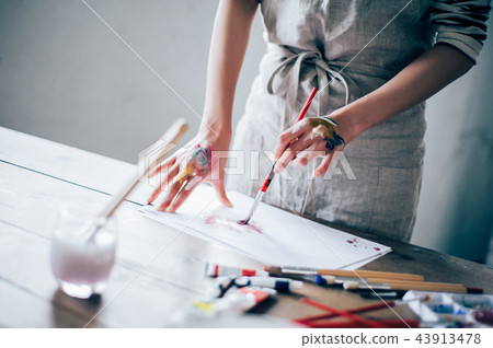 Female hand drawing a picture 43913478