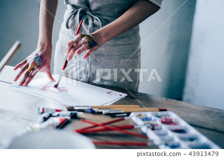 Female hand drawing a picture 43913479