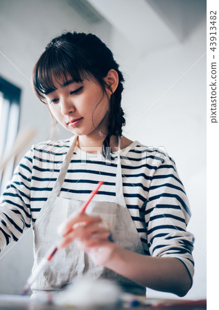 Woman drawing a picture 43913482