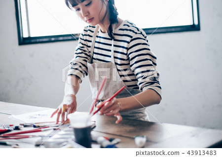 Woman drawing a picture 43913483