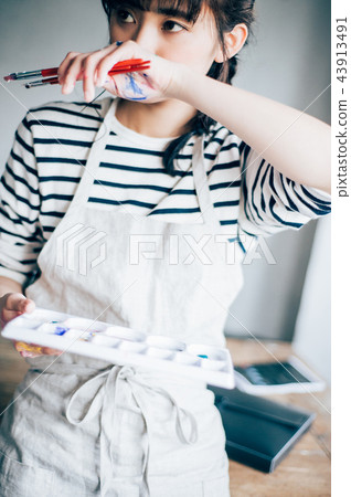 Woman drawing a picture 43913491