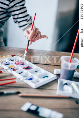 畫圖片的女性手 畫圖片的女性手 43913493