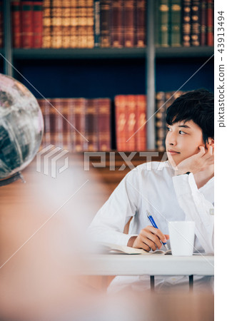 男子在圖書館寫報告 43913494