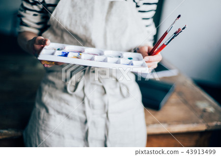 畫圖片的女性手 畫圖片的女性手 43913499