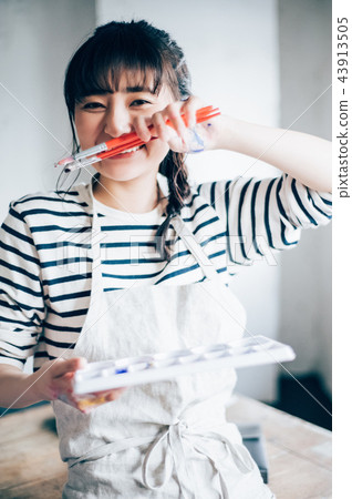 畫畫的女人 畫畫的女人 43913505