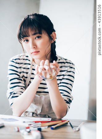 Woman drawing a picture 43913516