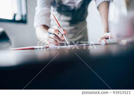 Male hand drawing a picture 43913521
