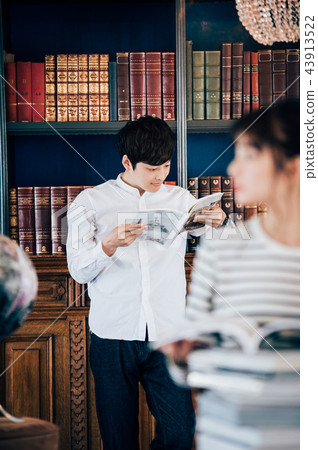 Two people reading a book at the library 43913522