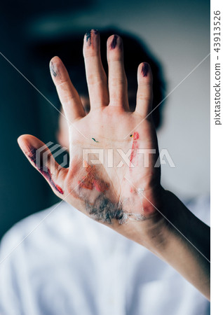 畫圖片的男性手 畫圖片的男性手 43913526