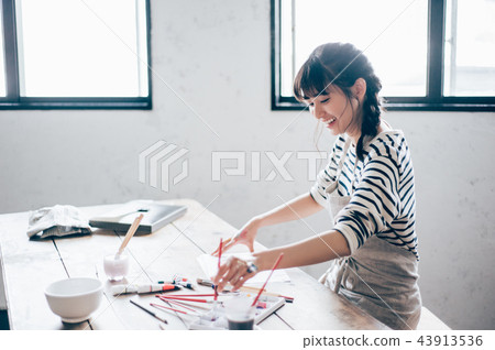 Woman drawing a picture 43913536