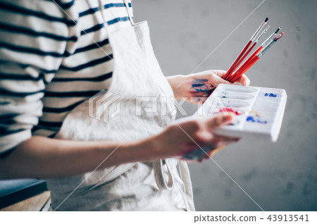 Female hand drawing a picture Female hand drawing a picture 43913541