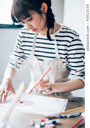 Woman drawing a picture 43913556