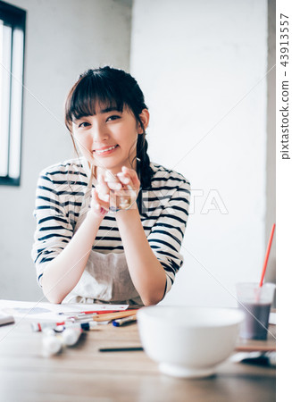 畫畫的女人 43913557