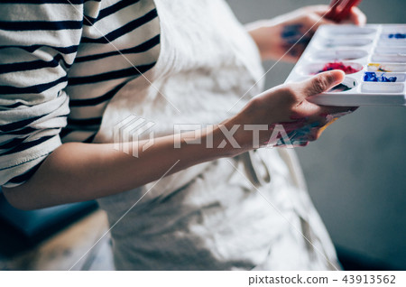 畫圖片的女性手 畫圖片的女性手 43913562