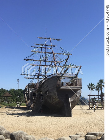 Ship on the ground 43914749