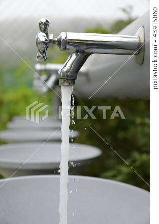 water tap with water flow out from tap water tap with water flow out from tap 43915060