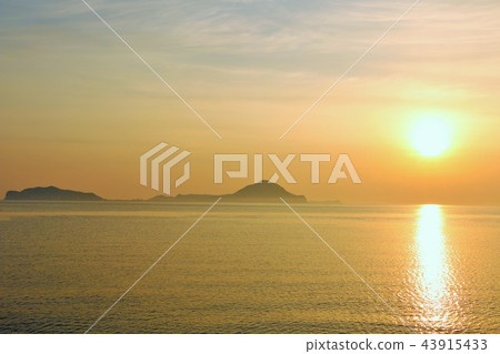 Oita Himeshima and the dawn sun 43915433