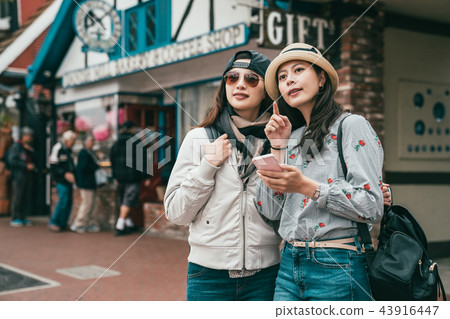 friends visiting town and searching by phone 43916447