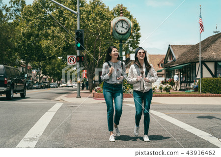 girls hanging out together and laughing 43916462