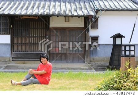 一位60多歲的中年婦女在松井的Dojo Shirakabe地區的一所房子裡擺姿勢 43917478