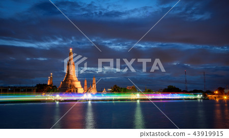 Beautiful light at night of Wat Arun in Bangkok 43919915