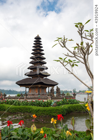 Pura Ulun Danu temple on a lake Beratan 43919924