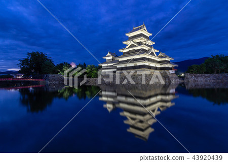 松本城堡和煙花在晚上 43920439